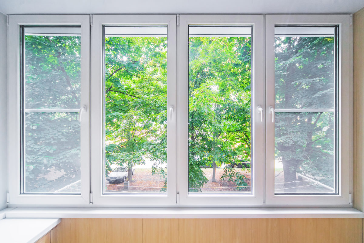 Energy-efficient windows with clean frames in a bright living room